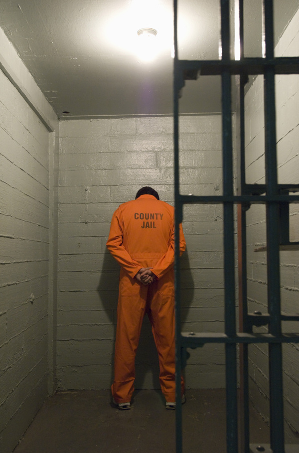牢房里的罪犯图片