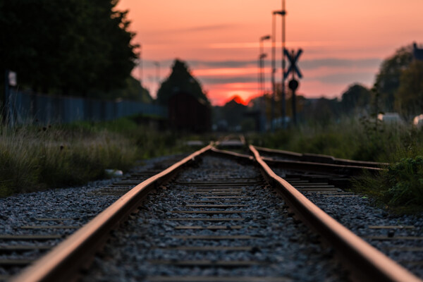 铁路延向夕阳图片