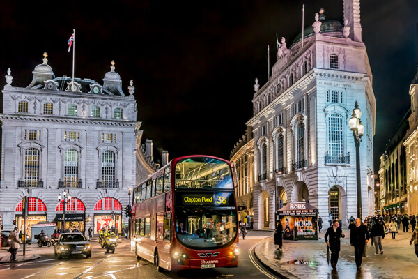 伦敦夜晚的大巴车图片