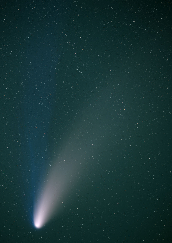 星空中劃過的白色流星