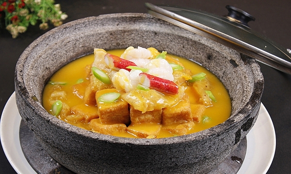 沪菜砂锅海鲜豆腐汤图片