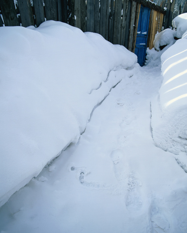 门前洁白的积雪图片