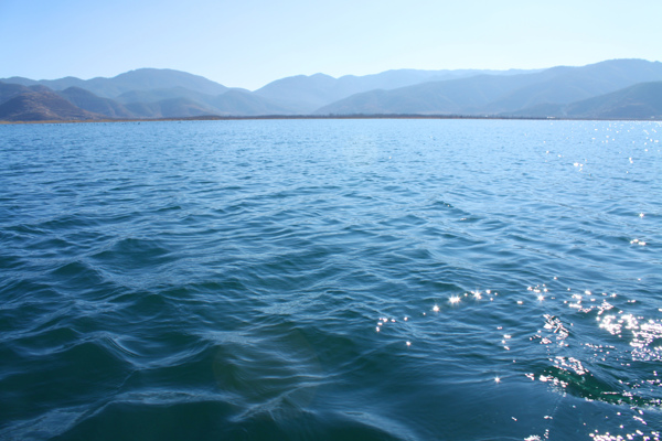 泸沽湖湖水图片