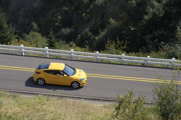 公路上的黄色轿车图片