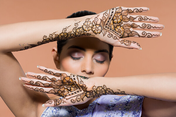 刺青的印度美女的双手图片