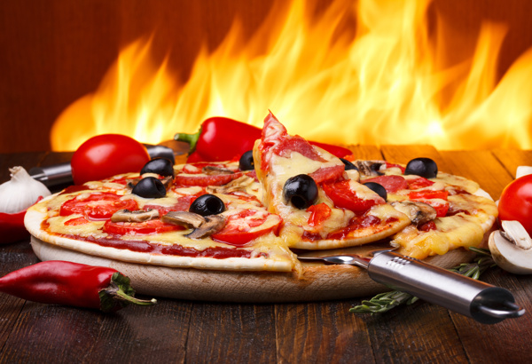 火炉旁的美味披萨
