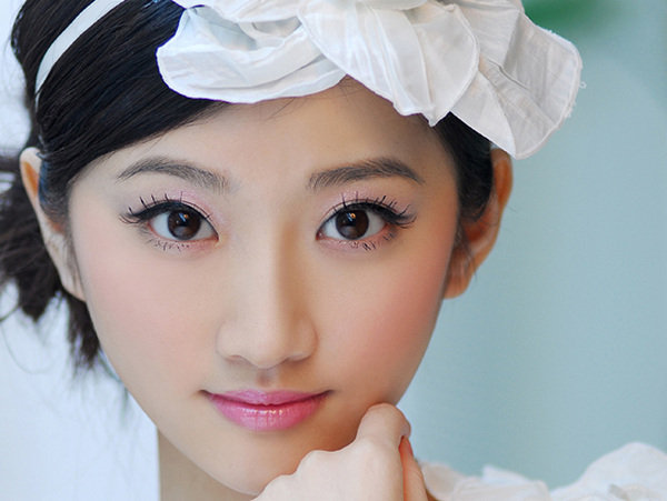 白衣小美女景甜可愛托腮圖圖片