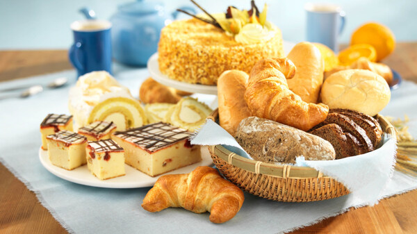 早餐面包和蛋糕图片