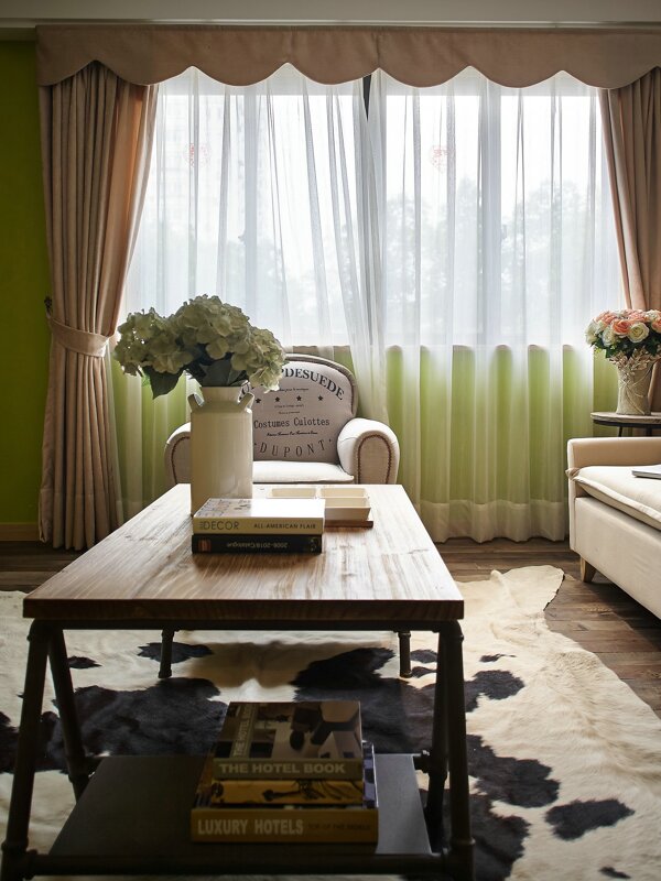 现代浪漫清新客厅木制桌子室内装修效果图