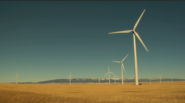 美丽草地风车旋转风力发电机唯美休闲景色自然风光高清视频实拍