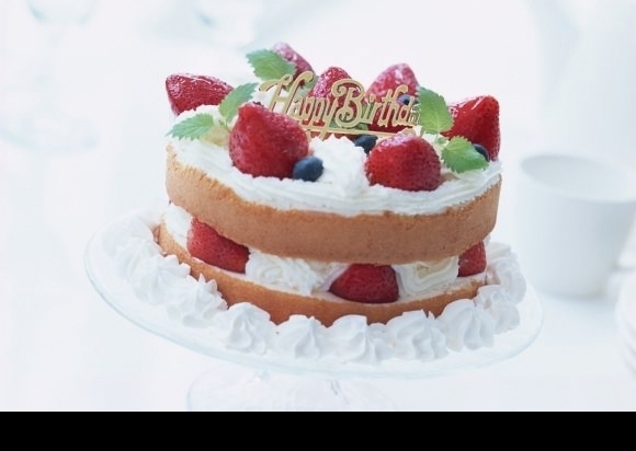 草莓奶油生日蛋糕圖片