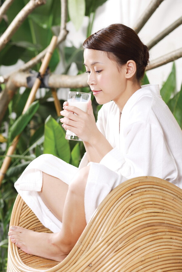 端牛奶的女人圖片