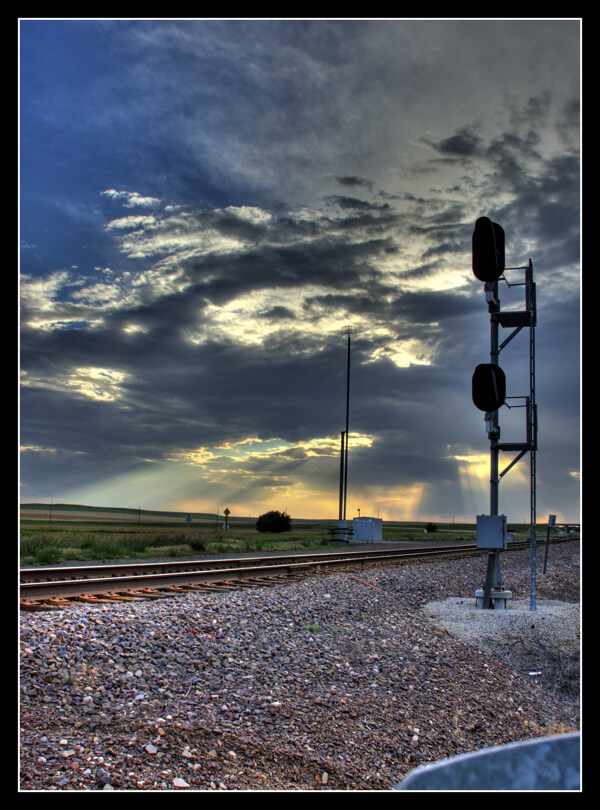 铁路边日出剪影图片
