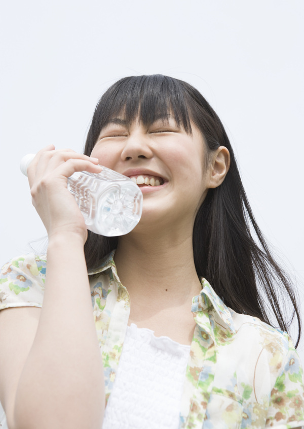 手拿礦泉水的女生圖片