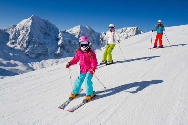 一家人在滑雪图片