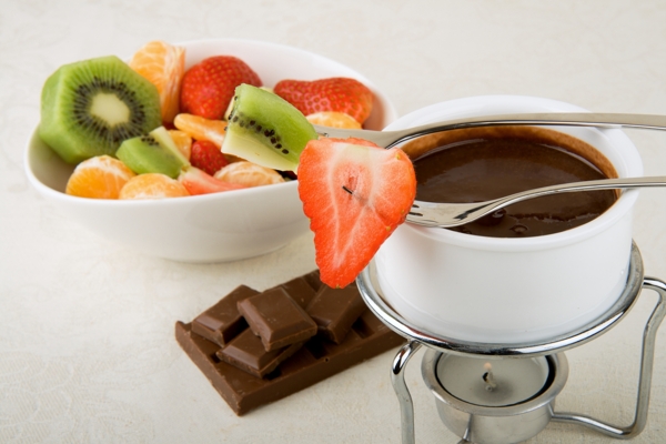 高清草莓牛奶草莓牛奶咖啡水果果盘巧克力杯子图片