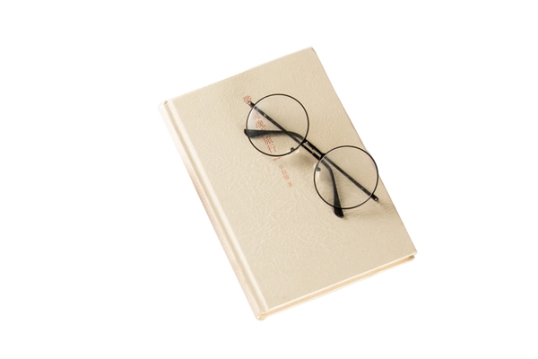 书搭配复古圆形眼镜