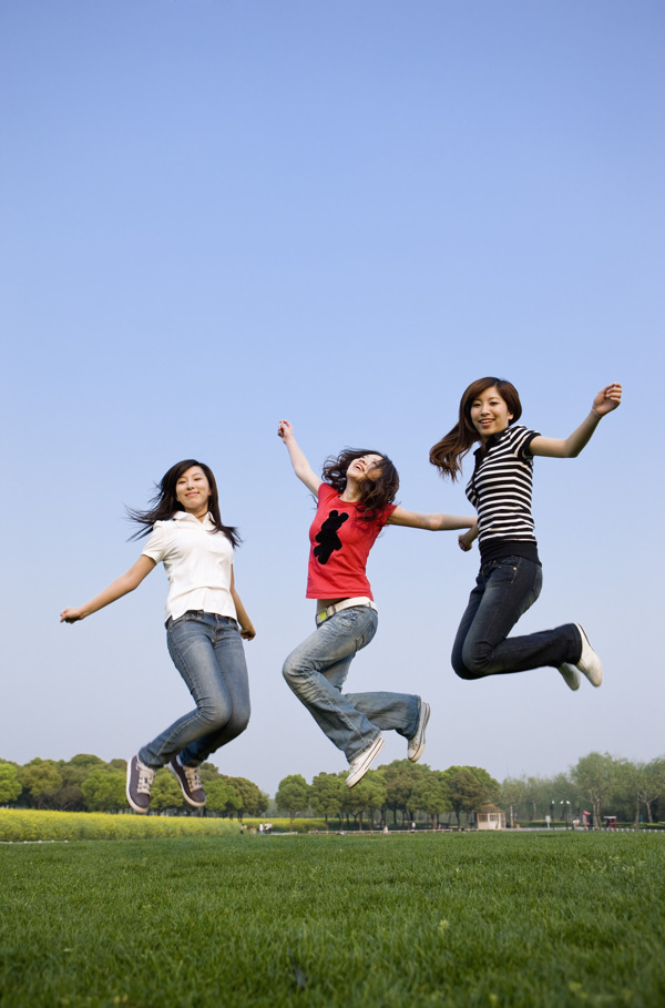 三个跳起的快乐女孩图片