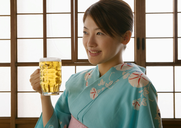 喝啤酒的日本美女图片