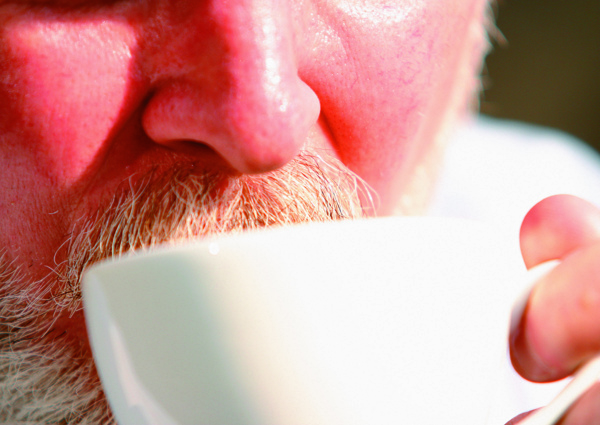 喝咖啡的外国老人图片