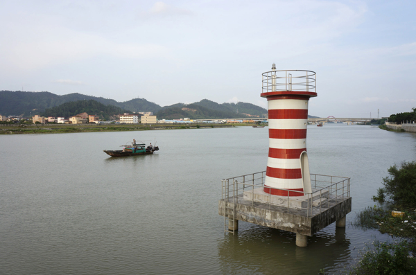 河流里的燈塔圖片