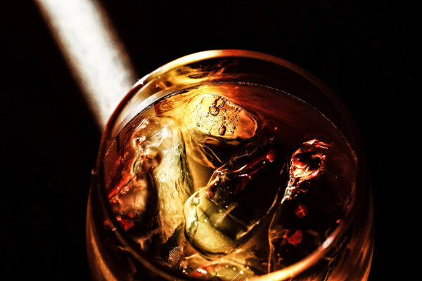 杯子里的冰块与洋酒图片
