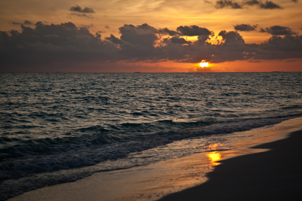 美丽沙滩夕阳风景