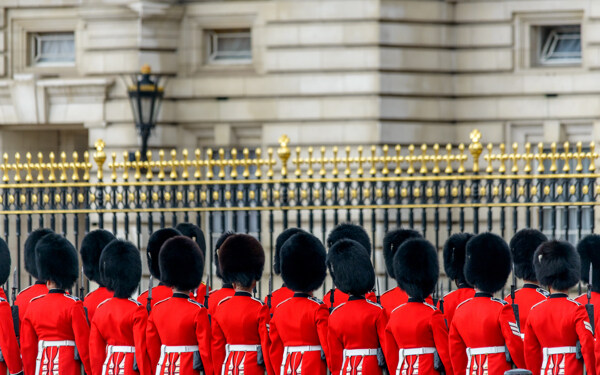 伦敦栅栏前成排的士兵