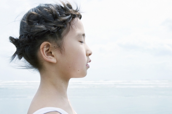 享受海風(fēng)的小女孩圖片