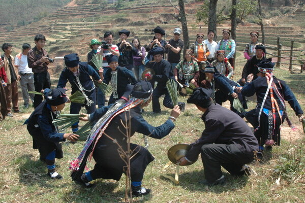 哈尼族棕扇舞图片