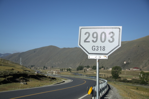 国道318上的里程指示牌图片