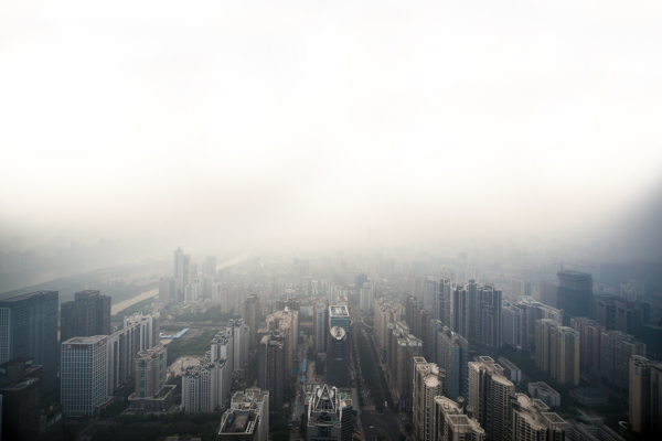 大雾笼罩的城市图片
