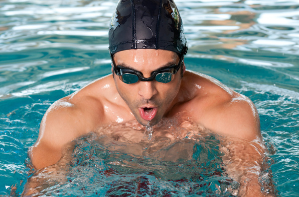 水里的男子游泳运动员图片