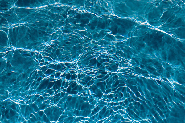 湛蓝清澈的水