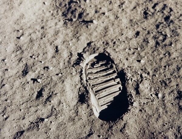 人类在月球上的第一个脚印图片