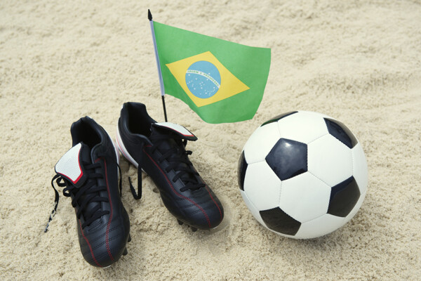 沙滩上的球鞋与足球