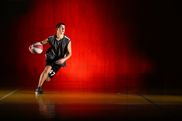 抱篮球奔跑的运动员图片