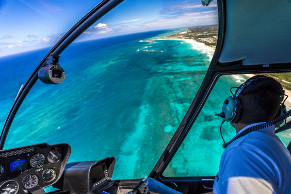 飞行员与海岸风景图片