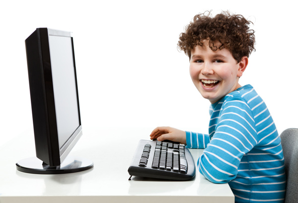学习电脑的小男孩图片