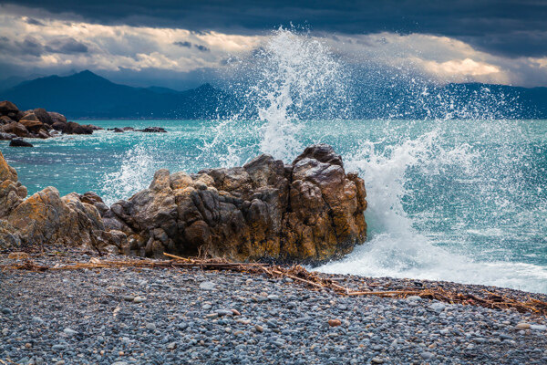 濺起的海水景色圖片