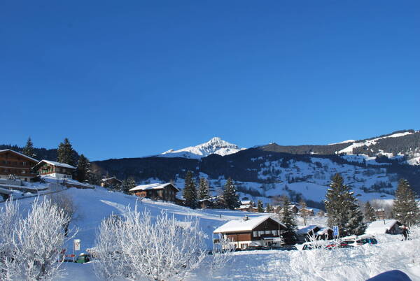 瑞士蓝天下的雪山