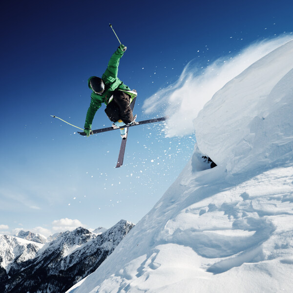 跳起来的滑雪运动员
