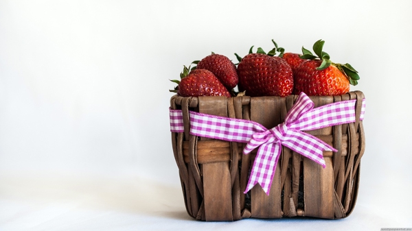 高清草莓礼物盒素材