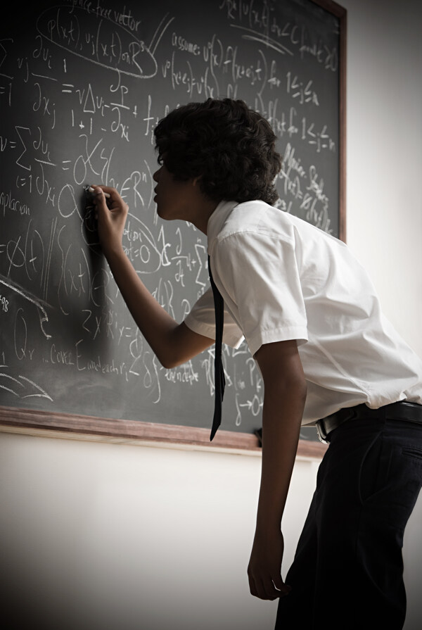 在黑板上计算数学题的男生图片