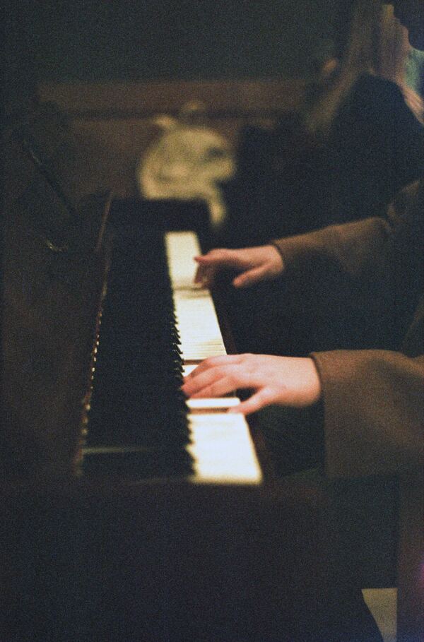 钢琴琴键弹琴