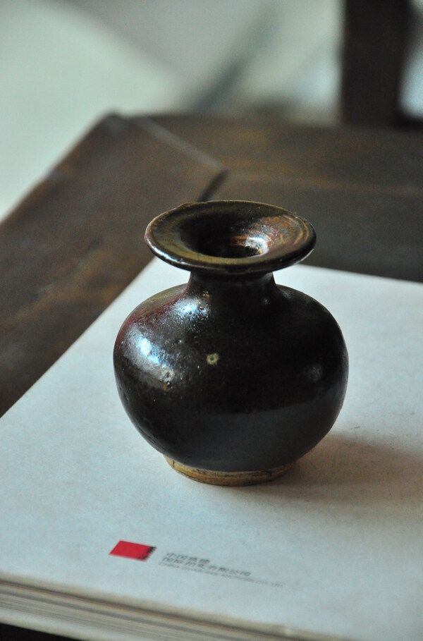 清代黑釉花瓶