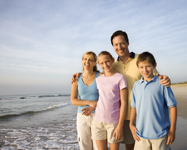 海边快乐的家庭图片