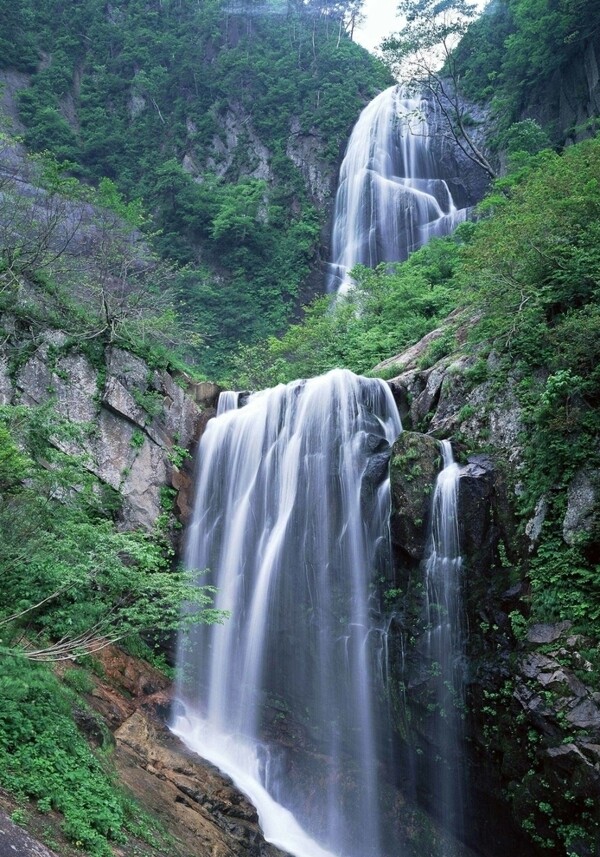 山水瀑布美景摄影图片