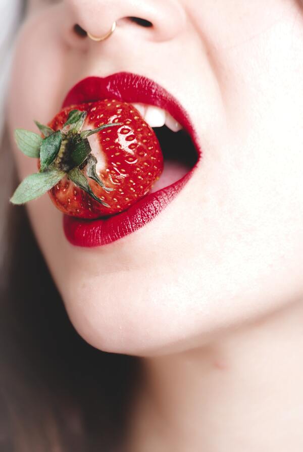 吃草莓红唇