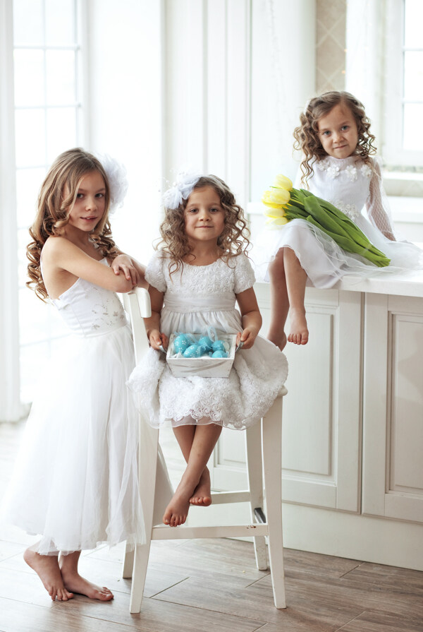 穿白色礼服的三个女孩图片